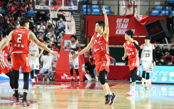 2일 잠실학생체육관에서 열린 2021∼2022 KGC인삼공사 정관장 프로농구 챔피언결정 1차전에서 SK 김선형(5번)이 3점슛을 성공한 뒤 최준용과 기쁨을 나누고 있다. 뉴시스
