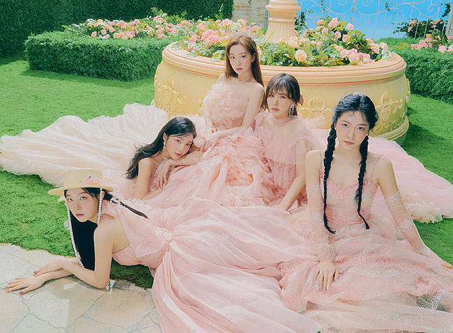 요한 제바스티안 바흐의 ‘G선상의 아리아’를 곡 전반에 활용한 레드벨벳의 ‘Feel My Rhythm’(필 마이 리듬) 뮤직비디오 사진.  SM 제공