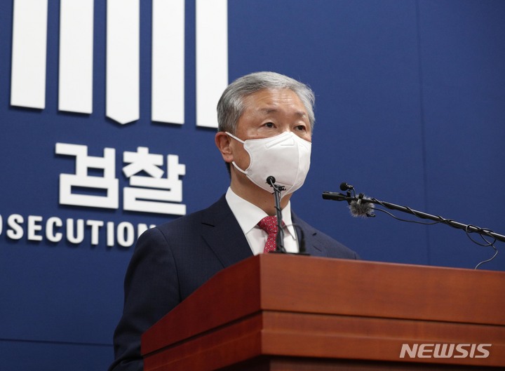 [서울=뉴시스]  박성진 대검찰청 차장검사가 3일 오후 서울 서초구 대검 기자실에서 국무회의에서 의결된 ‘검수완박(검찰 수사권 완전 박탈)’ 법안에 대한 입장을 밝히고 있다. 박 차장검사는 “앞으로 헌법소송을 포함한 가능한 모든 법적 수단을 검토하는 등 적극 대응해 나갈 것”이라고 말했다. (공동취재사진) 2022.05.03.