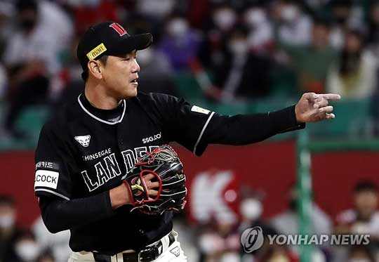 (인천=연합뉴스) 3일 인천 SSG 랜더스필드에서 열린 프로야구 SSG 랜더스와 한화 이글스의 경기. 6회초 한화의 공격을 무실점으로 막은 SSG 투수 김광현이 손을 들어 올리며 기뻐하고 있다.