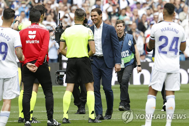 레알 마드리드와 에스파뇰의 4월 30일 경기 시축자로 나선 나달(가운데 양복 입은 사람)[EPA=연합뉴스]