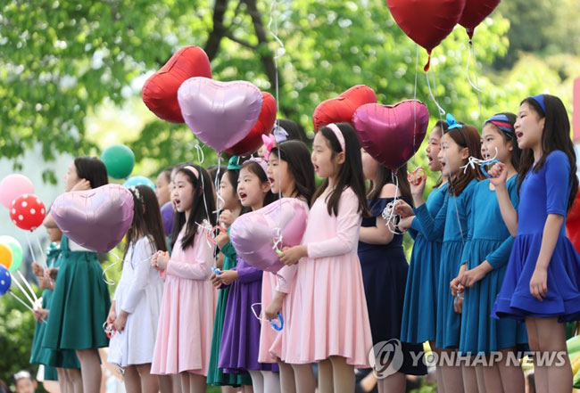 (서울=연합뉴스) 박동주 기자 = 5일 서울 광진구 어린이대공원에서 열린 제100회 색동회 어린이날 큰 잔치 ‘어린이가 행복한 세상’에서 어린이들이 어린이날 노래를 부르고 있다. 2022.5.5
