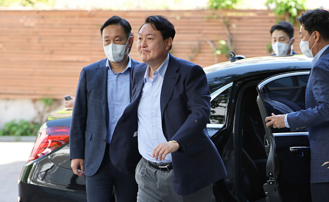 윤석열 대통령 당선인이 5일 오후 서울 종로구 통의동 인수위 사무실로 들어서고 있다. 연합뉴스