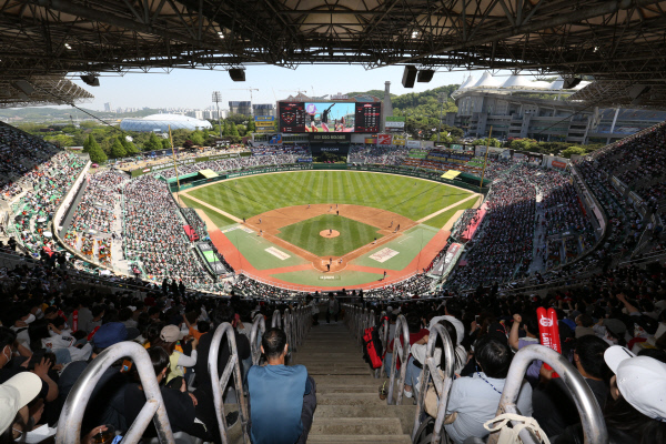 5일 만원관중이 들어찬 인천SSG랜더스필드.  SSG 제공