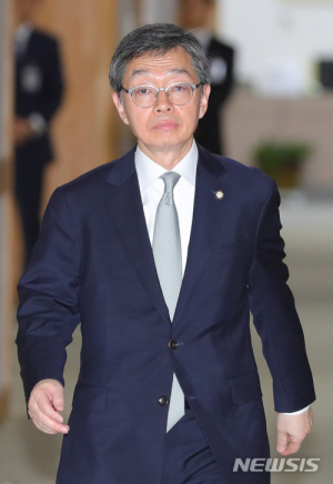 “檢영장청구권 명시한 헌법에 위배… 공수처엔 기소·수사권 다 줘 모순”