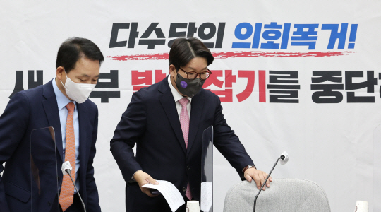 권성동(오른쪽) 국민의힘 원내대표와 성일종 정책위의장이 6일 오전 국회에서 열린 원내대책회의에 참석하고 있다. 국회사진기자단