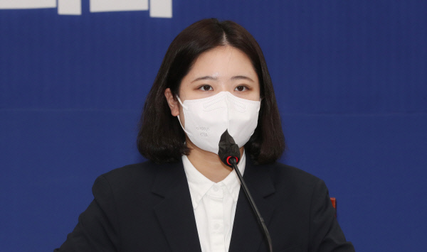 박지현 더불어민주당 공동비상대책위원장이 공개 회의에서 발언하는 모습. 뉴시스