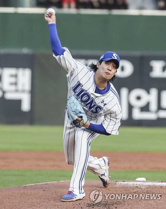 (부산=연합뉴스) 6일 부산 사직구장에서 열린 프로야구 삼성 라이온즈와 롯데 자이언츠의 경기. 1회 말 삼성 선발투수 원태인이 역투하고 있다. 2022.5.6
