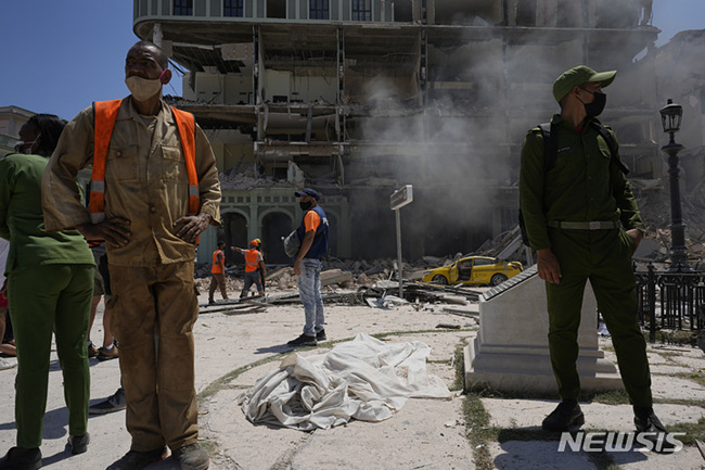 6일(현지시간) 쿠바 수도 아바나의 5성급 사라토가 호텔에서 강력한 폭발로 최소 18명이 사망하는 참사가 벌어진 가운데, 관계자들이 현장을 수습하고 있다. 뉴시스