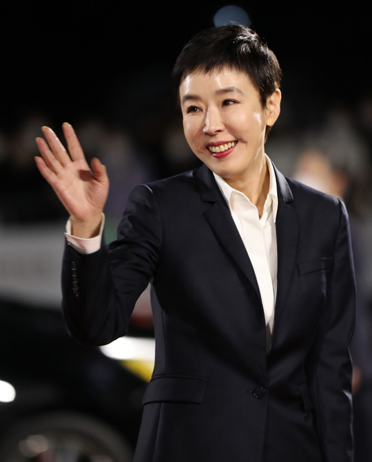 7일 고인이 된 ‘월드스타’ 영화배우 강수연이 지난 2021년 10월 22일 강원 강릉아트센터에서 열린 제3회 강릉국제영화제 개막식 레드카펫 행사에 참석해 관중들을 향해 손을 흔들고 있다. 연합뉴스
