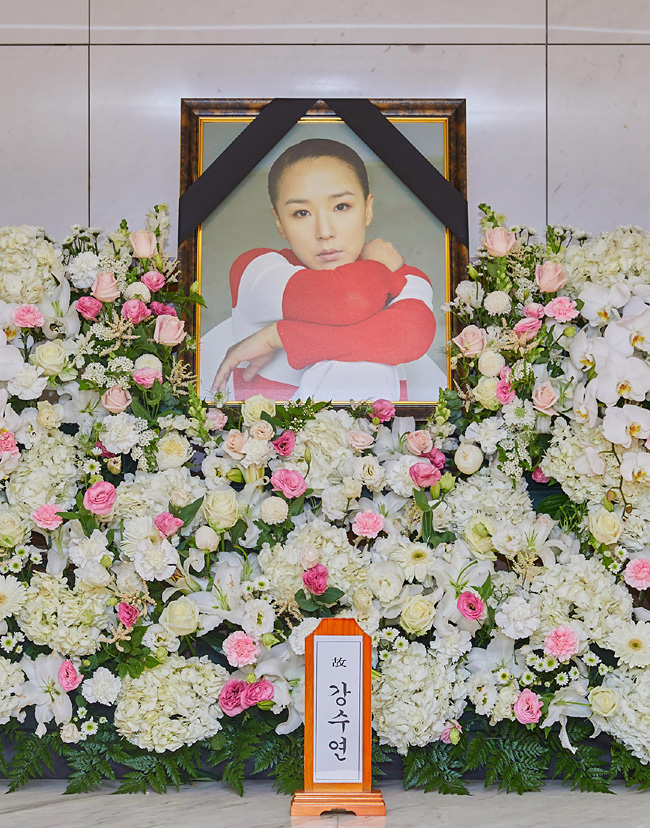 배우 강수연의 빈소가 8일 오전 서울 강남구 삼성서울병원 장례식장에 마련됐다. 고 강수연 배우 장례위원회 제공