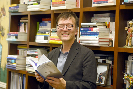 김범수 서울대 교수가 서울 관악구 연구실에서 한국 사회에 필요한 공정 담론을 말하고 있다.  김선규 기자