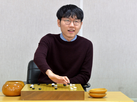 2020년 한국기원에서 만난 신진서 9단이 복기하고 있다.  자료사진