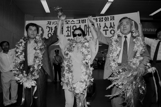 영화 ‘아제아제 바라아제’로 여우주연상을 받은 직후 축하행사에 참석한 강수연.(사진 가운데)