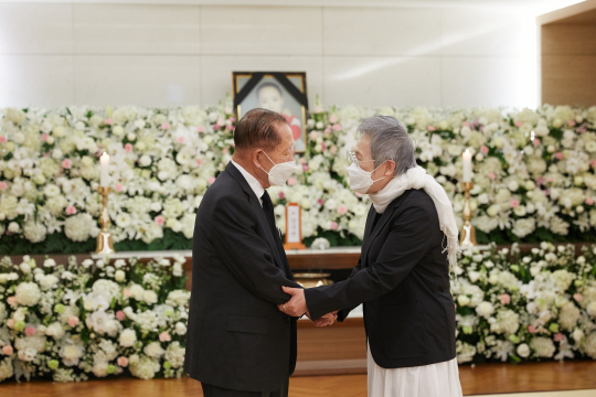 배우 박정자(오른쪽)가 조문을 마친 뒤 장례위원장인 김동호 전 부산국제영화제 이사장과 대화하고 있는 모습. 고 강수연 배우 장례위원회 제공