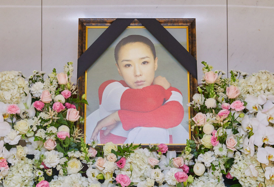 영화 ‘씨받이’로 한국 영화계 최초의 월드 스타로 떠올랐던 배우 강수연이 지난 7일 세상을 떠났다. 빈소에 차려진 영정 모습. 고 강수연 배우 장례위원회 제공