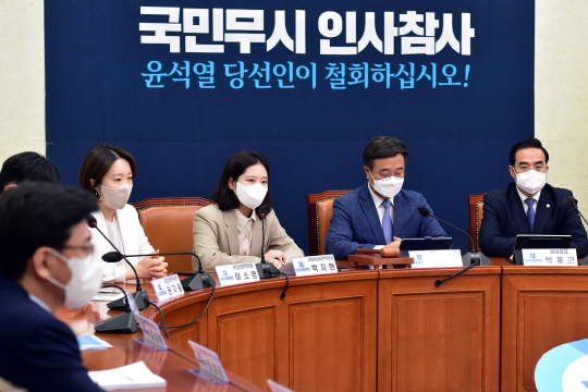 박지현(오른쪽 세 번째) 더불어민주당 공동비상대책위원장이 9일 오전 서울 여의도 국회에서 열린 비상대책위원회의에 참석해 ‘공정과 상식에 따른 국무위원 인사’를 촉구하고 있다. 국회사진기자단