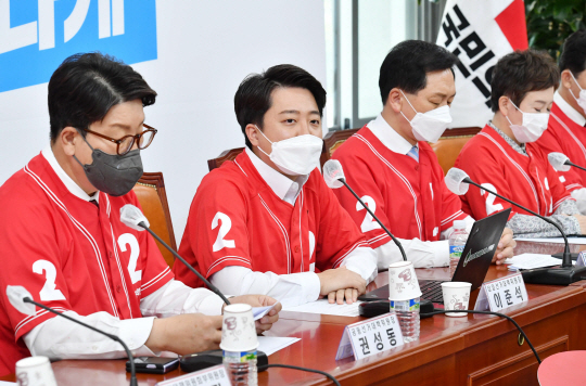 야구선수 복장을 한 이준석(왼쪽 두 번째) 국민의힘 대표가 9일 오전 국회에서 열린 국민의힘 전국동시지방선거 중앙선거대책위원회 제1차 회의에서 모두 발언을 하고 있다. 왼쪽부터 권성동 원내대표, 이 대표, 김기현 의원, 정미경 최고위원.  국회사진기자단