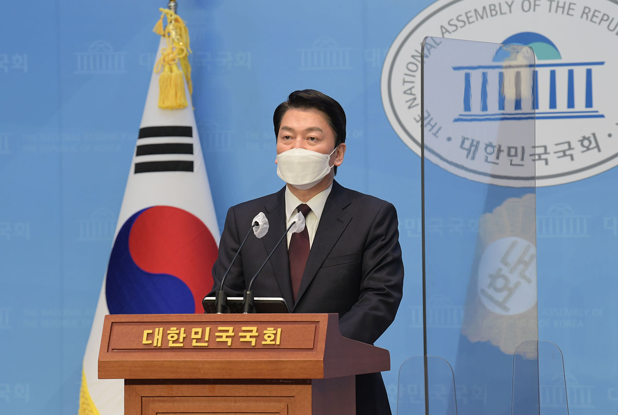 안철수 전 대통령직인수위원장이 지난 8일 국회 소통관에서 경기 성남분당갑 국회의원 보궐선거 출마 선언 기자회견을 하고 있다. 뉴시스