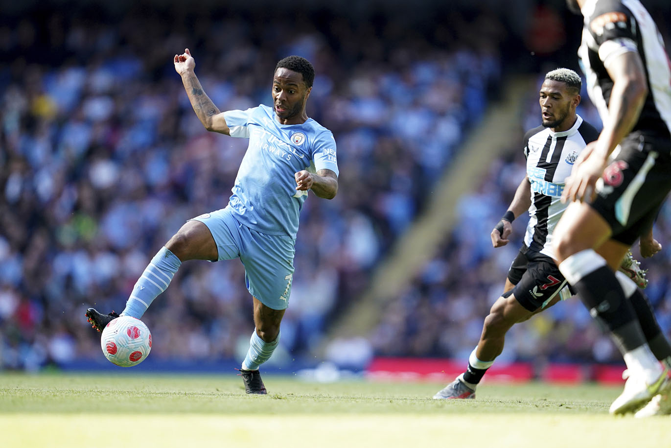 맨체스터시티의 라힘 스털링(왼쪽)이 9일 오전(한국시간) 영국 맨체스터의 에티하드 스타디움에서 열린 EPL 홈경기에서 드리블을 펼치며 상대 진영으로 침투하고 있다. AP뉴시스