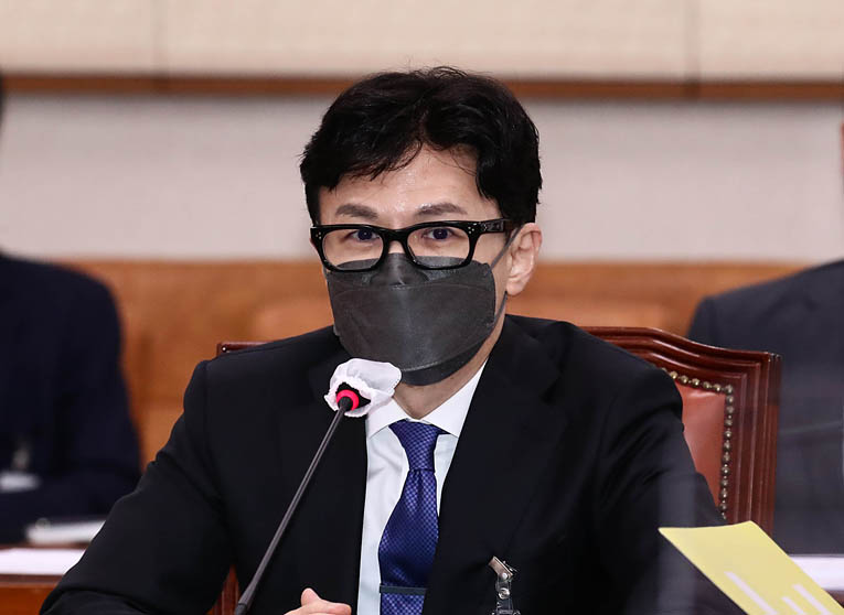 한동훈 법무부 장관 후보자가 9일 오후 국회 법제사법위원회 전체회의실에서 열린 인사청문회에서 의원들의 질문에 답변하고 있다. 뉴시스