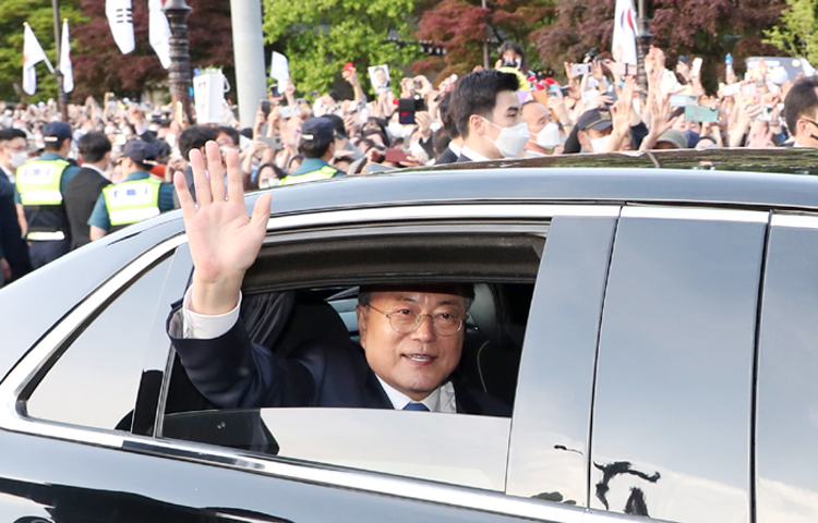 퇴임 인사를 마친 문재인 대통령이 9일 오후 청와대 인근에서 차량에 탑승해 시민들에게 손 흔들어 인사하고 있다. 뉴시스