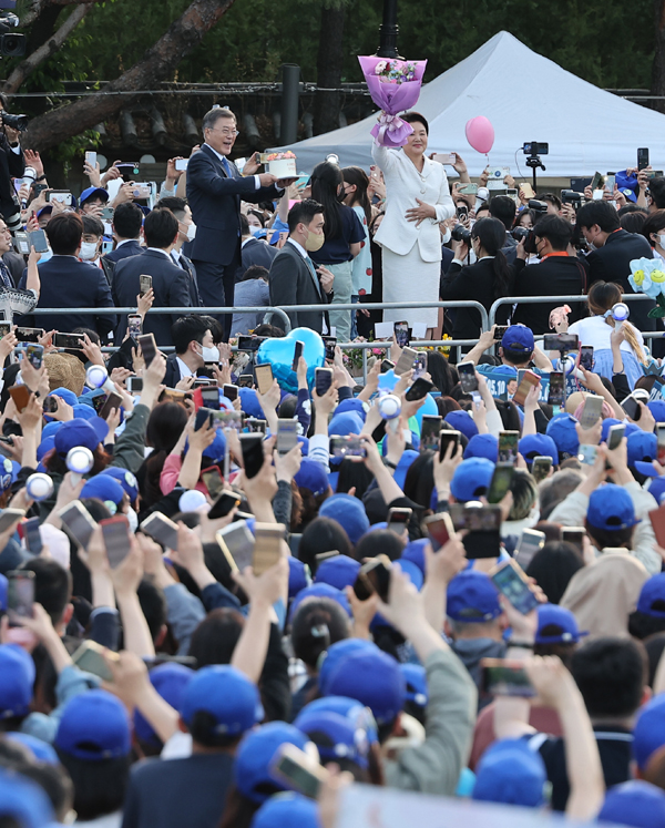 문재인 대통령이 9일 오후 청와대 앞 분수대에서 퇴근길 마중 나온 시민들에게 케이크를 받은 뒤 인사하고 있다. 연합뉴스