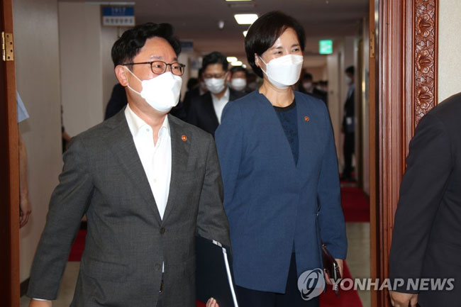 지난해 7월 13일 유은혜 사회부총리 겸 교육부 장관과 박범계 법무부 장관이 13일 정부서울청사에서 열린 국무회의에 참석하고 있다. [연합뉴스 자료사진]