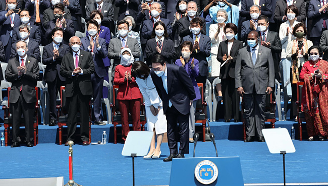 윤석열 대통령과 김건희 여사가 10일 오전 국회에서 열린 제20대 대통령 취임식에서 국민과 참석자들을 향해 고개 숙여 인사하고 있다.  국회사진기자단