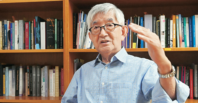 최장집 고려대 명예교수가 지난 6일 서울 광화문 사무실에서 가진 문화일보와의 인터뷰에서 새로 출범한 윤석열 대통령에게 헌법에 기초한 자유 민주주의 회복과 정치·사회적 양극화 해소에 나서줄 것을 제언하고 있다. 김선규 기자