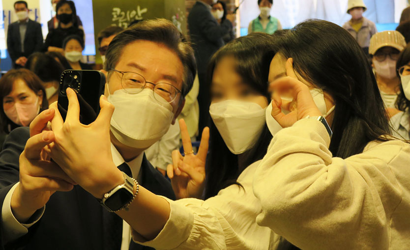 인천 계양을 국회의원 보궐선거에 출마하는 이재명(왼쪽) 더불어민주당 상임고문이 10일 오전 윤환 계양구청장 후보 사무실을 방문해 지지자들과 기념촬영을 하고 있다. 뉴시스