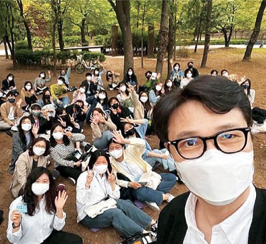 최근 야외에서 독자들과 만난 김영하 작가. 김영하 작가 SNS캡처