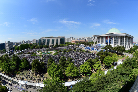 윤석열 대통령의 제20대 대통령 취임식이 10일 오전 문재인·박근혜 전 대통령과 내외빈, 국민 참석자 등 4만1000명이 함께 한 가운데 국회에서 개최되고 있다.  국회사진기자단