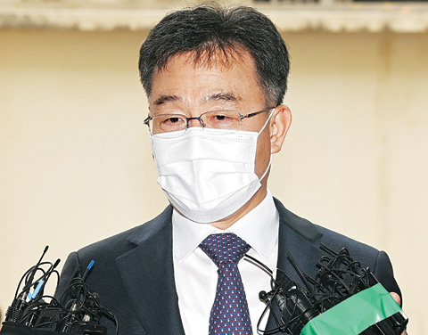 경기 성남시 대장지구 개발 사업 의혹의 핵심인물로 꼽히는 화천대유자산관리의 대주주 김만배 씨가 지난 2021년 9월 27일 서울 용산경찰서에 참고인 신분으로 출석하면서 취재진의 질문에 답하고 있다. 김호웅 기자