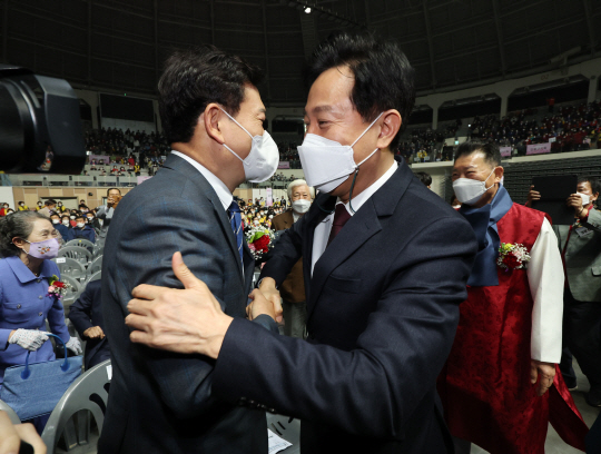 오세훈(오른쪽) 서울시장과 송영길 전 더불어민주당 대표가 지난 4일 서울 중구 장충체육관에서 어버이날(8일)을 앞두고 열린 ‘제50회 어버이날’ 기념식에서 만나 인사를 나누고 있다. 연합뉴스