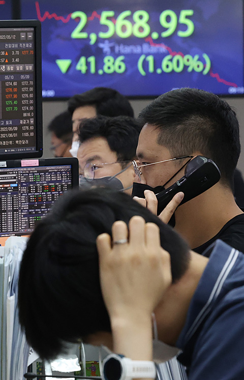 10일 오전 코스피가 장중 2600선 아래로 떨어진 가운데 서울 중구 하나은행 본점 딜링룸에서 직원들이 업무를 보고 있다. 연합뉴스