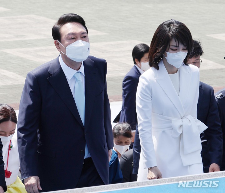 [서울=뉴시스] 윤석열 대통령과 부인 김건희 여사가 10일 오전 서울 여의도 국회 앞마당에서 열린 제20대 대통령 취임식에 참석하고 있다. 2022.05.10.