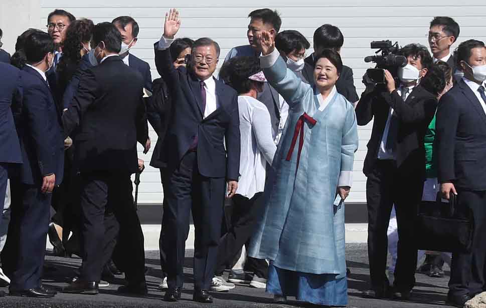 문재인 전 대통령 내외가 10일 오후 경남 양산시 하북면 평산마을 사저 앞에서 손을 들어 인사하고 있다. 연합뉴스