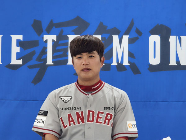 SSG의 김민식이 10일 대구삼성라이온즈파크에서 열린 2022 신한은행 쏠(SOL) KBO리그 삼성과의 원정경기를 앞두고 취재진과 인터뷰를 하고 있다.