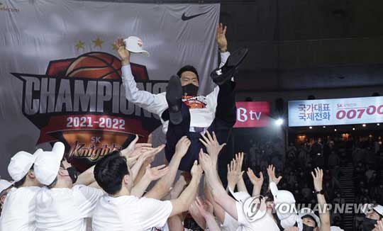 (서울=연합뉴스) 10일 서울 잠실학생체육관에서 열린 2021-2022시즌 프로농구 챔피언결정전 5차전 서울 SK 나이츠와 안양 KGC 인삼공사의 경기. SK 선수들이 승리 후 전희철 감독을 헹가래 치고 있다. 2022.5.10