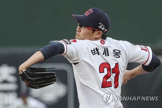 (부산=연합뉴스) 10일 부산 사직구장에서 열린 프로야구 NC 다이노스와 롯데 자이언츠의 경기. 1회초 롯데 선발투수 박세웅이 역투하고 있다. 2022.5.10