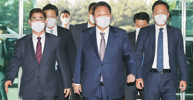 윤석열 대통령이 사실상 첫 출근길에 오른 11일 오전 용산 대통령실 청사 2층 집무실에서 업무를 보기 위해 현관으로 들어서고 있다.   연합뉴스