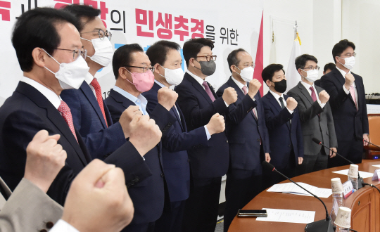 11일 오전 국회에서 열린 2022년 제2차 코로나19 손실보상을 위한 추가경정예산안 당정협의에서 권성동(오른쪽 다섯 번째) 원내대표와 추경호(〃네 번째) 부총리 겸 기획재정부 장관 등 참석자들이 파이팅을 외치고 있다.  국회사진기자단