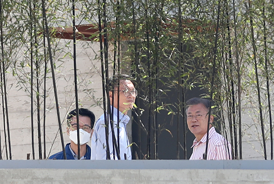 문재인 전 대통령이 귀향 이튿날인 11일 오전 경남 양산시 하북면 평사마을 사저에서 관계자와 대화하고 있다. 연합뉴스