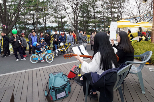 코로나19 발생 이전 열린 ‘2019 찾아가는 문화마당’ 버스킹 공연. 동대문구청 제공