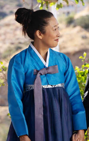 11일 개봉한 영화 ‘UMMA’(엄마) 속 한복을 입은 샌드라 오 모습. 한국계 할리우드 배우인 샌드라 오는 ‘UMMA’와 ‘킬링 이브4’ ‘메이의 새빨간 비밀’ 등 세 작품으로 한국 관객들과 만난다.
