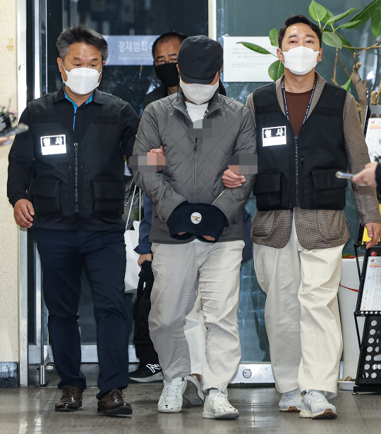 회삿돈 614억 원을 횡령한 혐의로 구속된 우리은행 직원 A 씨가 지난 6일 검찰로 송치되고 있다.  연합뉴스