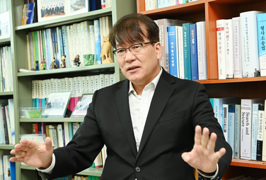정웅석 한국형사소송법학회 회장이 지난 3일 서울 성북구 정릉동 서경대 사무실에서 가진 문화일보와의 인터뷰에서 검수완박 법안 통과로 서민들이 경찰과 접하는 대부분의 민생 사건에서 경찰에 대한 사법 통제가 약해져 국민의 기본권이 침해될 수 있다고 말하고 있다. 김호웅 기자