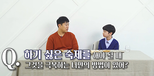 초록우산어린이재단이 제작한 유튜브 콘텐츠 ‘아이캔스피크(I CAN SPEAK)’ 에피소드1에 출연한 먹방 유튜버 ‘홍사운드’가 아동과 ‘하기 싫은 숙제를 해야 할 때 극복하는 방법’에 대해 이야기 나누는 모습이다.  초록우산어린이재단 제공
