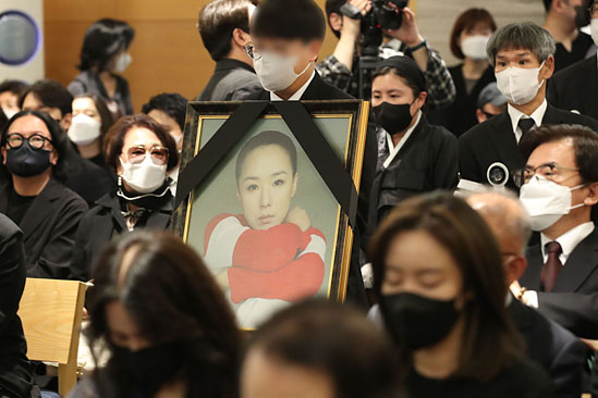 배우 강수연 씨의 발인식이 11일 오전 서울 강남구 일원동 삼성병원 장례식장에서 유족과 문화예술계 인사들의 애도 속에 엄수되고 있다. 사진공동취재단